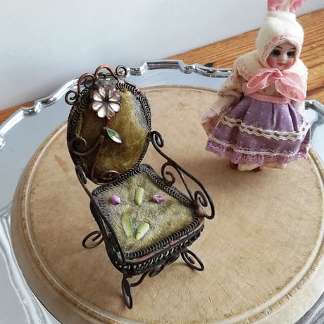 ベルベットと花の飾り　ワイヤー　スモールアームチェア