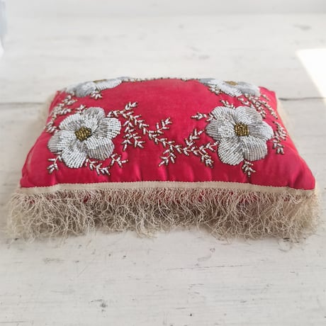 花のビーズ刺繍　シルク　ミニクッション