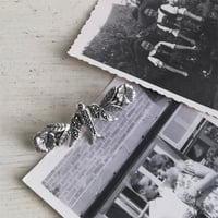 シルバーとマーカサイト　つばめと花のブローチ