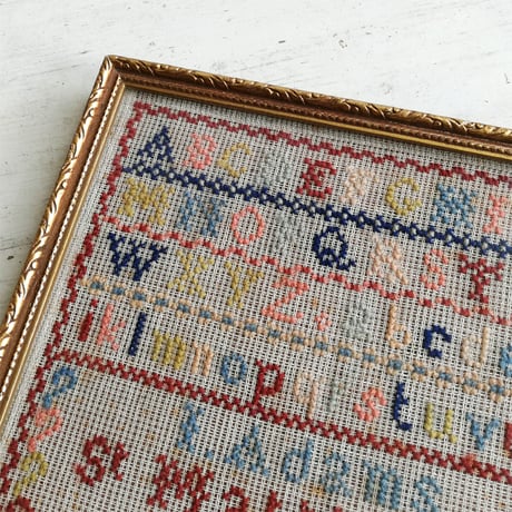 ヴィクトリアン　刺繍サンプラー　Bootsフレーム　1881年