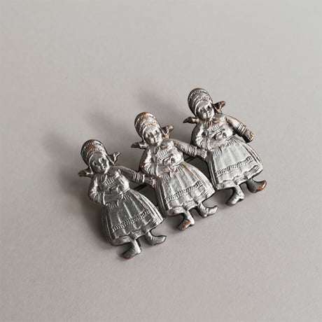民族衣装を着た女の子のブローチ　フランスアンティーク