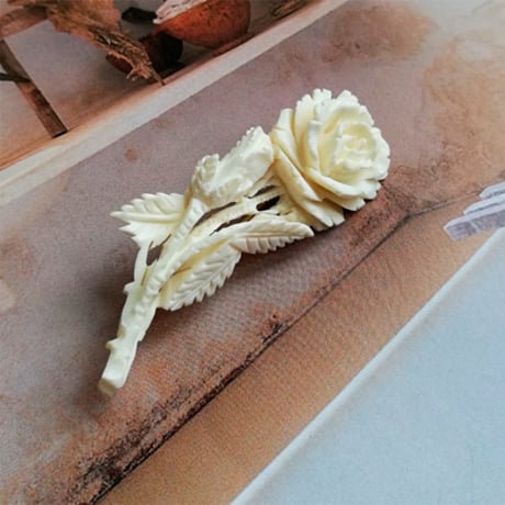 ボーン製　薔薇のブローチ　ドイツアンティーク