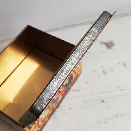 "ANTIQUE　CASKET"　チョコレートとチョコレートビスケットの缶