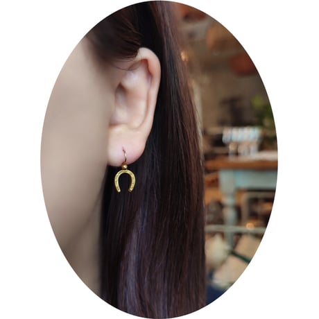 9Kゴールド　ホースシュー　ダングルピアス