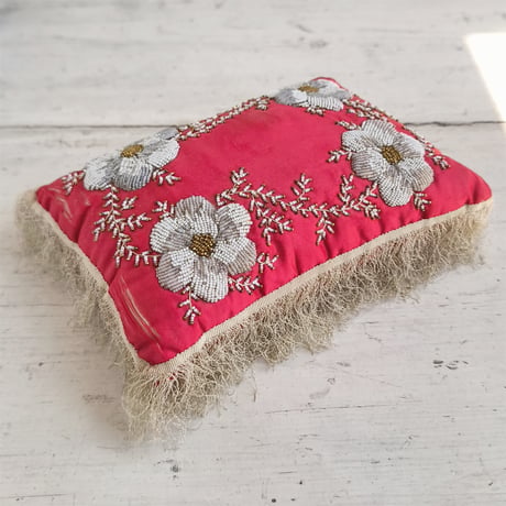 花のビーズ刺繍　シルク　ミニクッション