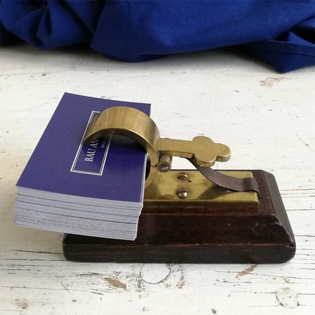 ヴィクトリアン　オーク台にブラスクリップ　カードホルダー