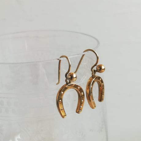 9Kゴールド　ホースシュー　ダングルピアス