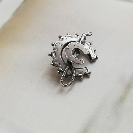 エドワーディアン　スターリングシルバー　ダブルホースシュー　ブローチ　1901年