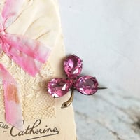 ヴィクトリアン　ピンクガラス　クローバーのブローチ