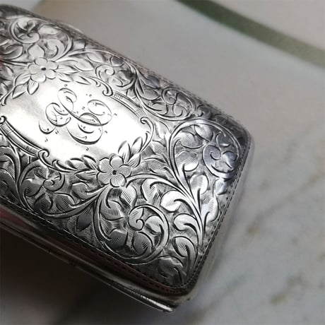 純銀製　花とアカンサスのエングレーヴィング 　シガレットケース　1911年