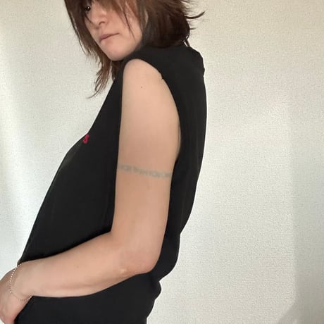 SLEEVELESS TOP