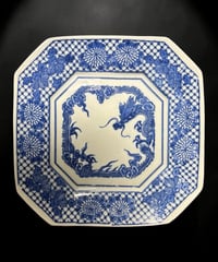 明治 古伊万里 染付 八角絵皿 龍菊花文図 印判手 年代物 八角皿 角皿 盛り皿 飾皿 伊万里 和食器 骨董品 アンティーク