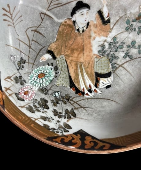 明治時代 九谷製 菊人物草花文図 金彩 色絵 丸皿 九谷焼 盛り皿 飾皿 古美術 和食器 骨董品 アンティーク