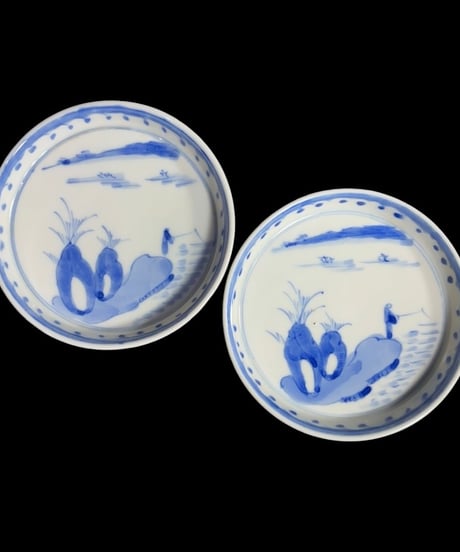 【2客セット】昭和前期 古伊万里 染付 小皿 釣り人 山水風景図 丸皿 時代物 和食器 陶芸 骨董品 アンティーク