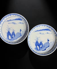 【2客セット】昭和前期 古伊万里 染付 小皿 釣り人 山水風景図 丸皿 時代物 和食器 陶芸 骨董品 アンティーク
