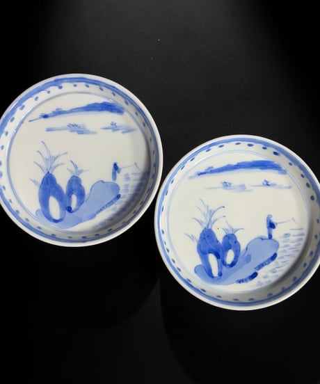 【2客セット】昭和前期 古伊万里 染付 小皿 釣り人 山水風景図 丸皿 時代物 和食器 陶芸 骨董品 アンティーク