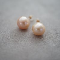 【drop】K10 淡水パールピアス（orange beige)