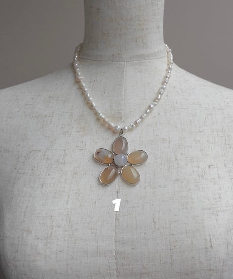 DESERT FLOWER (white)