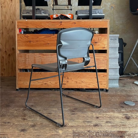 JAPAN USED  "UCHIDA" IRON FRAME PLASTIC STACKING CHAIR
