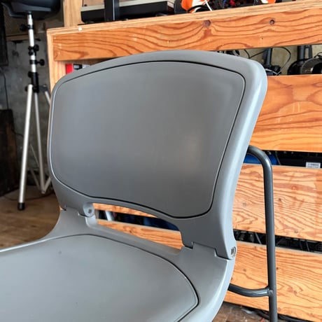 JAPAN USED  "UCHIDA" IRON FRAME PLASTIC STACKING CHAIR