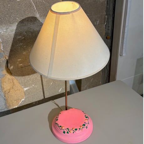 USED CERAMIC AND METAL FRAME TABLE LAMP