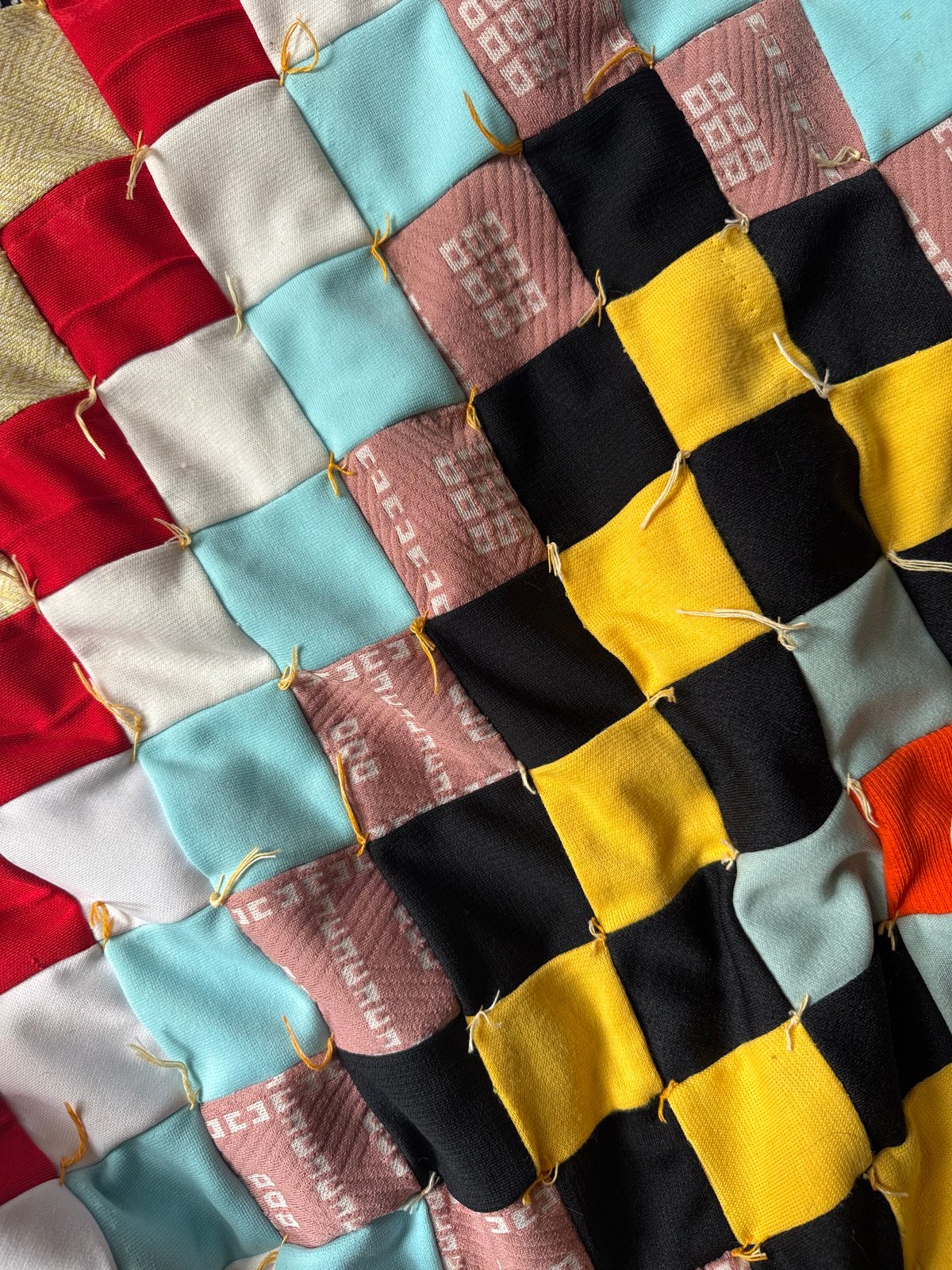 VINTAGE 70S POLYESTER PATCHWORK QUILT | CopyAr