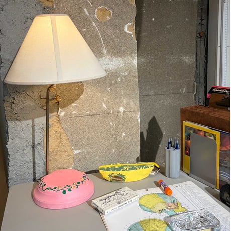 USED CERAMIC AND METAL FRAME TABLE LAMP