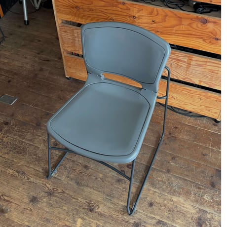 JAPAN USED  "UCHIDA" IRON FRAME PLASTIC STACKING CHAIR