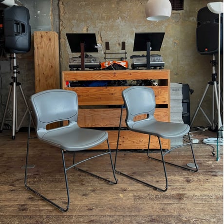JAPAN USED  "UCHIDA" IRON FRAME PLASTIC STACKING CHAIR