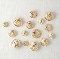 エンブレムモチーフのゴールドボタン