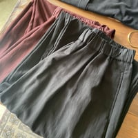 glossy curved pants / black, burgundy