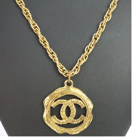 CHANEL Vintage CC Logo Round Medallion Pendant Necklace Gold-toned #19973