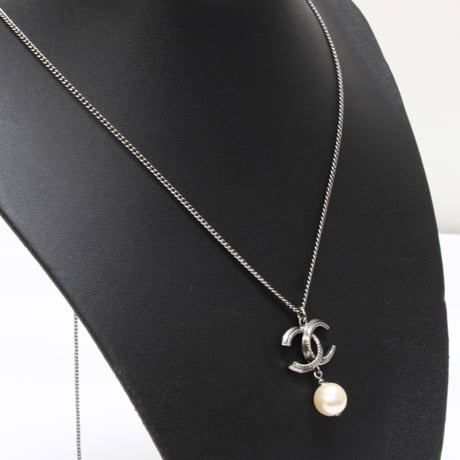 CHANEL CC Logo Pendant Necklace Faux Pearl Silver-toned Black B11A #75671