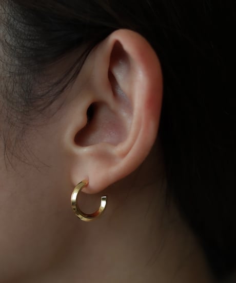 Shadow hoop pierce / Gold