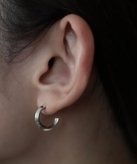 Shadow hoop pierce / Silver