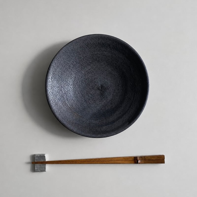 美濃焼 兵山窯 黒錆巻5.5寸丸皿 | MatsuBokkuri