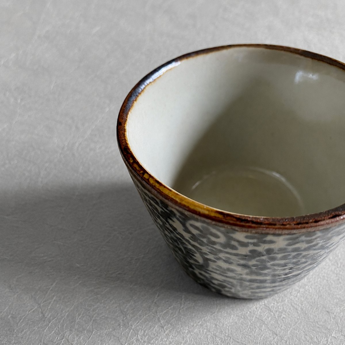 美濃焼 縞吉窯 古染新タコ唐草蕎麦猪口 | MatsuBokkuri