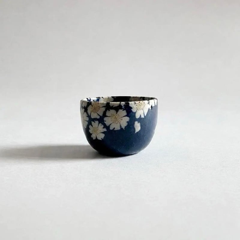 益子焼 千田義昭 練込ぐい呑 黒土群青に白花 | MatsuBokkuri