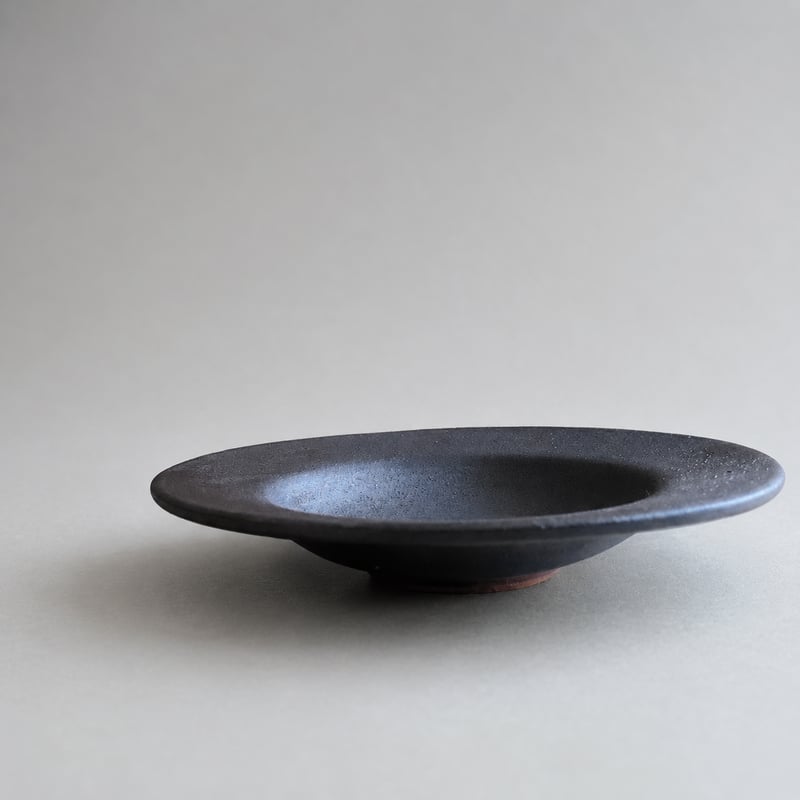 イチ 美濃焼　黒錆マットリム6.5寸深皿 美濃焼 兵山窯 黒錆巻6.5寸深皿 | MatsuBokkuri