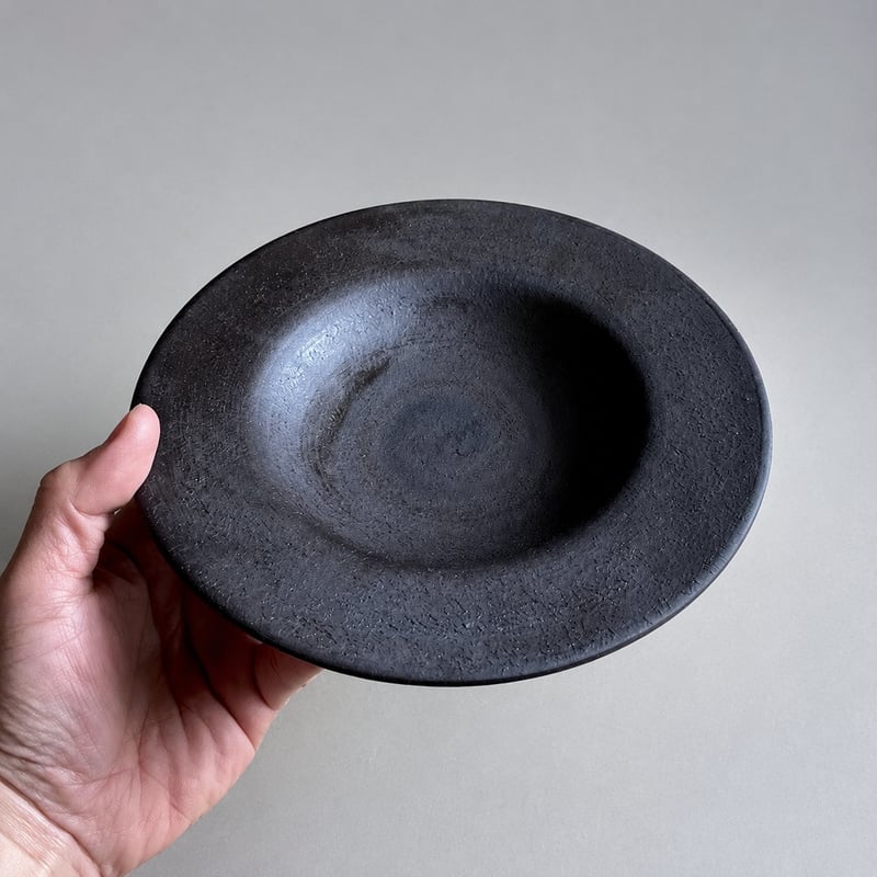 美濃焼 兵山窯 黒錆巻6.5寸深皿 | MatsuBokkuri