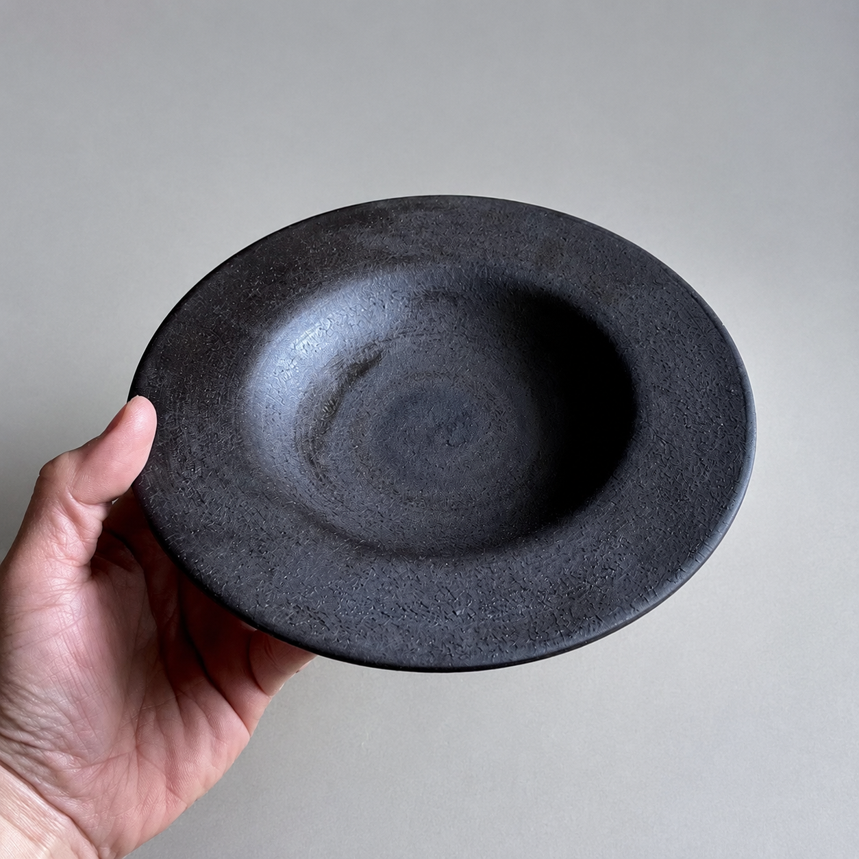 イチ 美濃焼　黒錆マットリム6.5寸深皿 美濃焼 兵山窯 黒錆巻6.5寸深皿 | MatsuBokkuri
