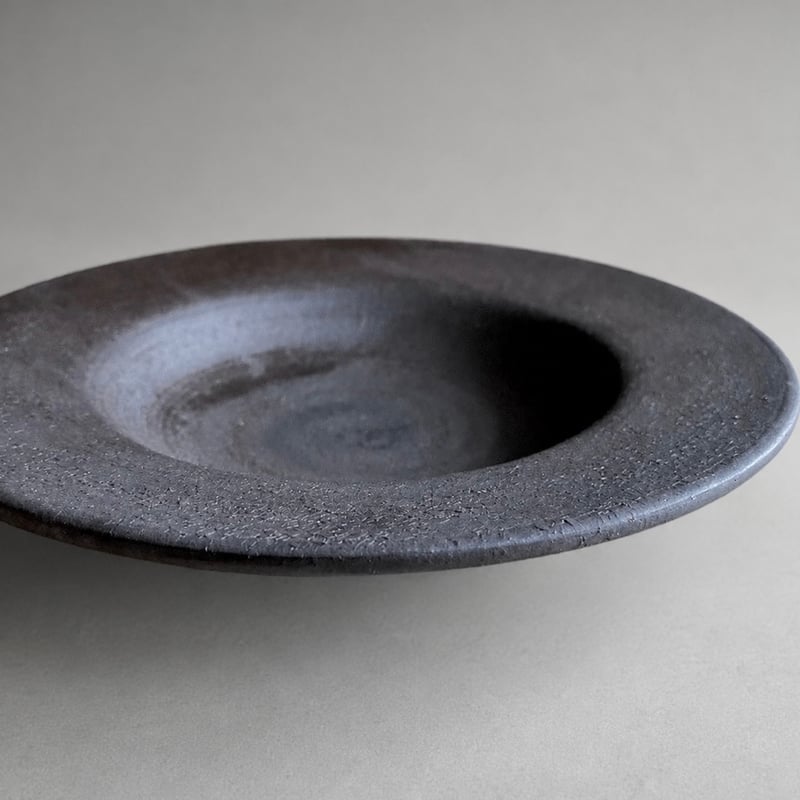 美濃焼 兵山窯 黒錆巻6.5寸深皿 | MatsuBokkuri
