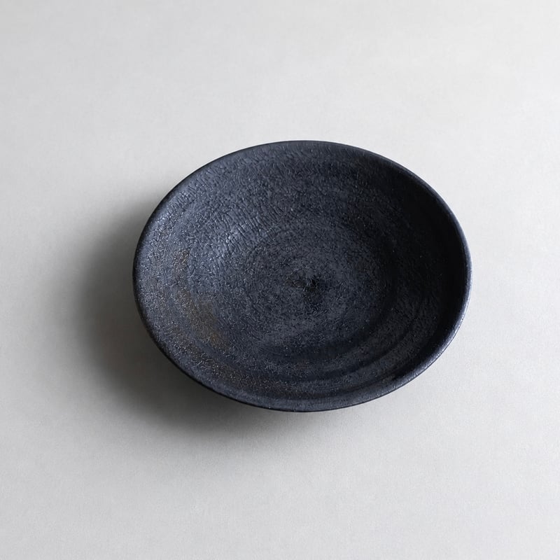 美濃焼 兵山窯 黒錆巻5.5寸丸皿 | MatsuBokkuri