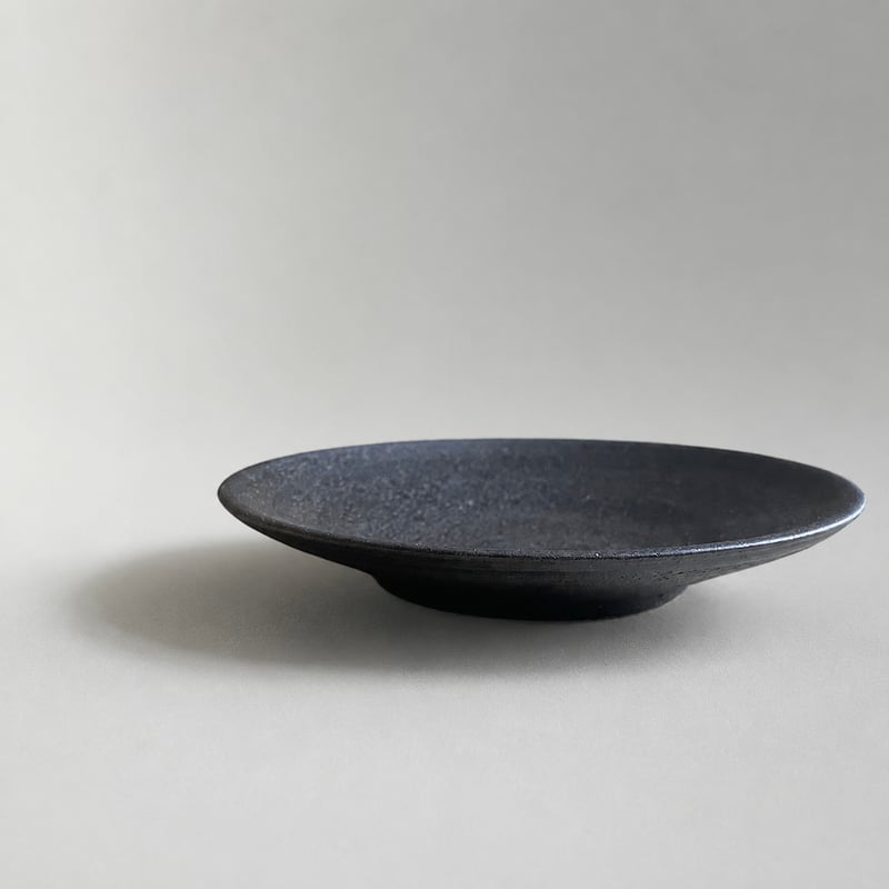 美濃焼 兵山窯 黒錆巻5.5寸丸皿 | MatsuBokkuri