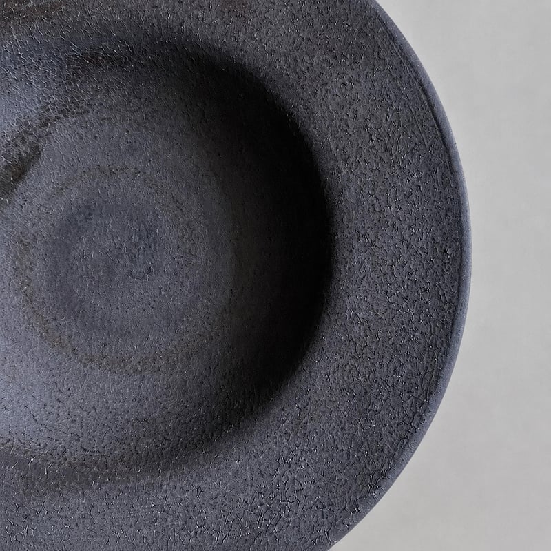 美濃焼 兵山窯 黒錆巻6.5寸深皿 | MatsuBokkuri