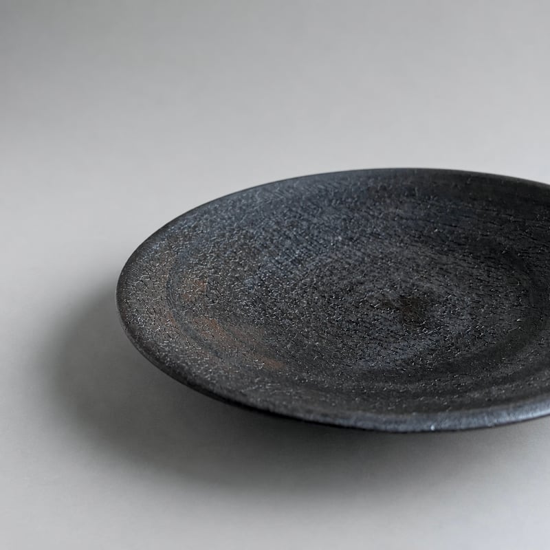 美濃焼 兵山窯 黒錆巻5.5寸丸皿 | MatsuBokkuri