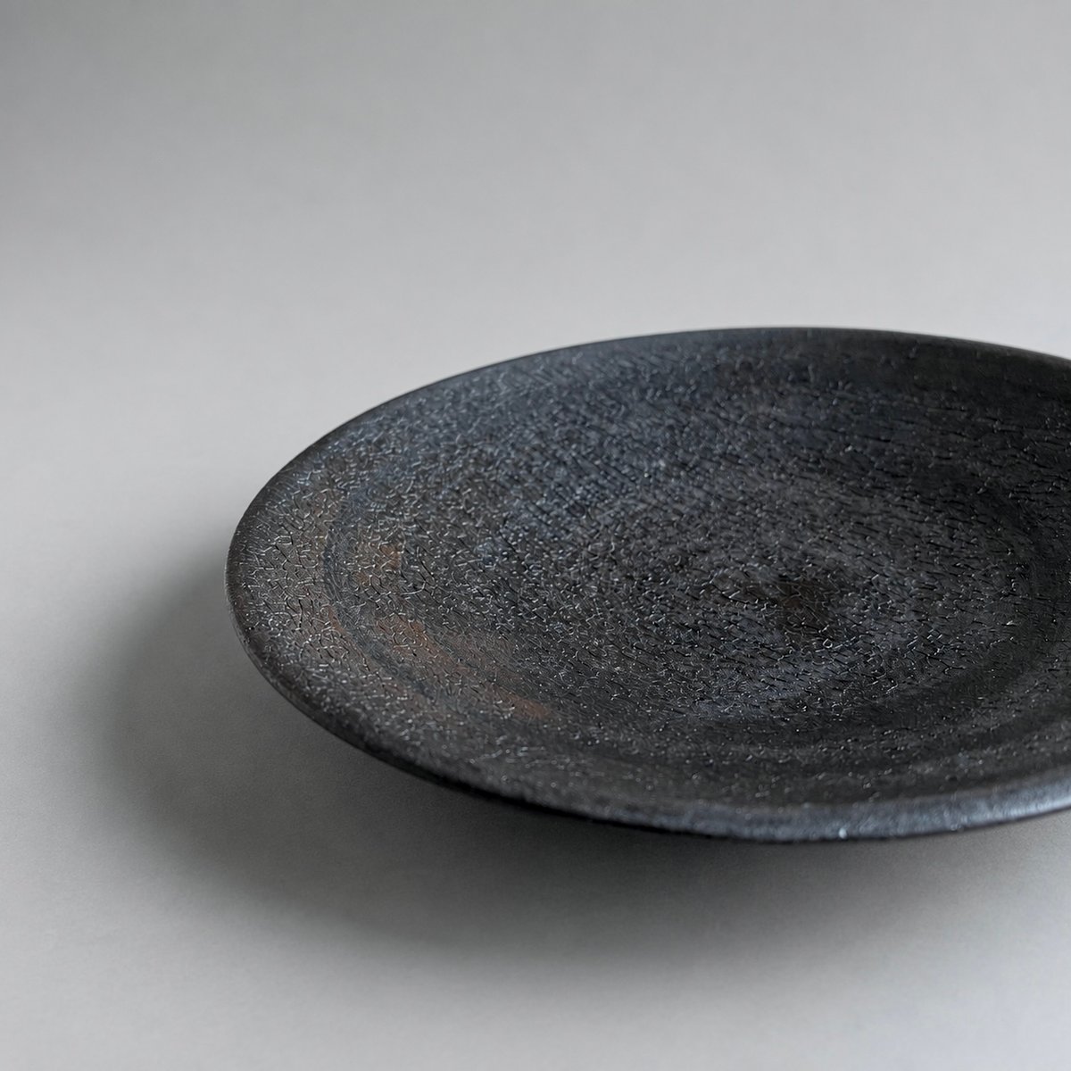 美濃焼 兵山窯 黒錆巻5.5寸丸皿 | MatsuBokkuri