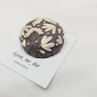 きりんの糸　リネンの刺繍ブローチ　茶色×花