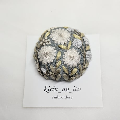 きりんの糸　リネンの刺繍ブローチ　ブルー×丸花