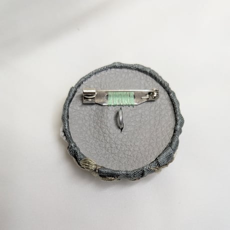 きりんの糸　リネンの刺繍ブローチ　ブルー×丸花